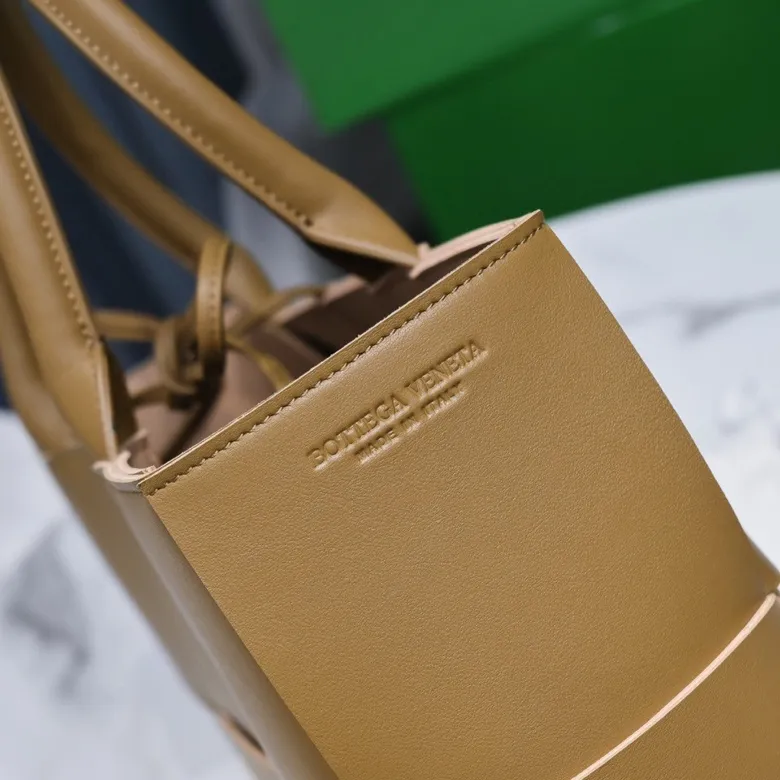 Batch 1760 medium arco, BottegaVeneta# official website latest cowhide leather with inner sheepskin SLIP tote handbag, and the logo has been changed to the side panel😍The oversized woven design really makes it a huge gap from ordinary tote bags🔗🔗Different color combinations inside and outside ⛓Daniel Lee leads the brand's DNA to continue to evolve with fresh inspiration🧬🧬showing a balanced style of luxury and reality👉: 30*20*12 Model: 9893#